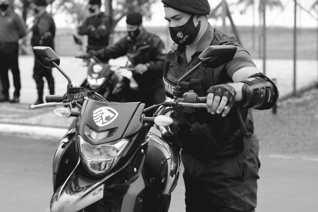 Motociclista da Staff em operação de ronda