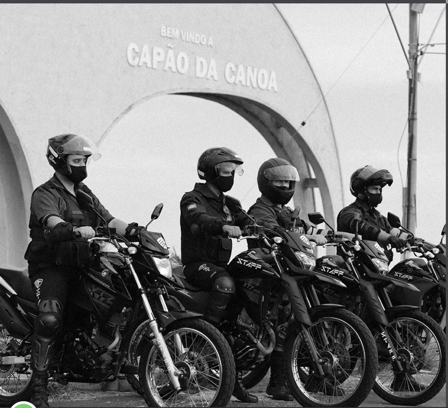 Equipe de motociclistas da Staff enfileirada no pórtico de Capão da Canoa