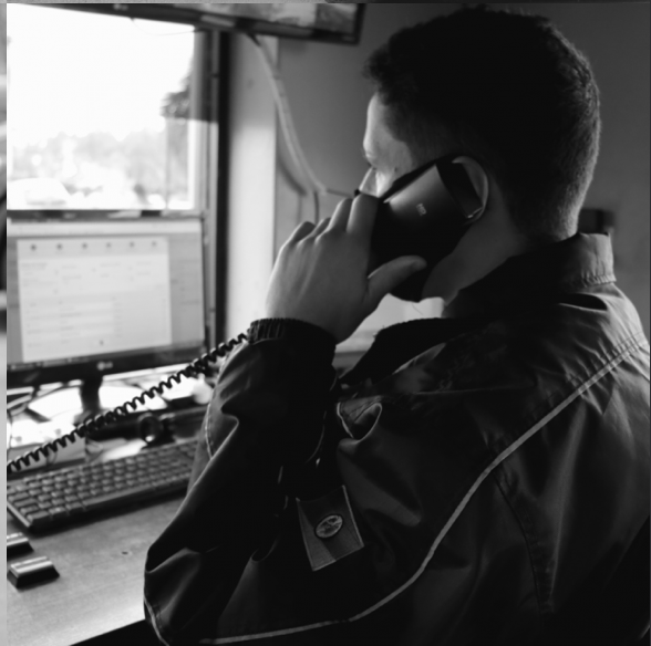 Operador da Staff atendendo por telefone na central de monitoramento